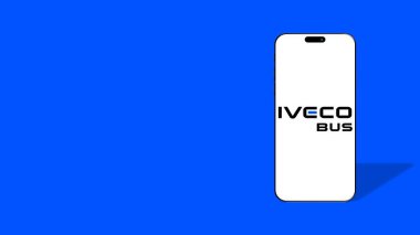 İstanbul, Türkiye - 27 Mart 2024: Akıllı telefon ekranında Iveco Otobüs logosu. Iveco Otobüs, otobüs ve antrenör üretiminde uzmanlaşmış ticari bir araçtır.