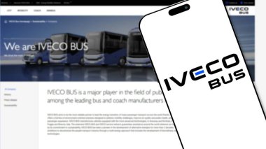 İstanbul, Türkiye - 27 Mart 2024: Arkaplanda web sitesi bulunan akıllı telefon ekranında Iveco Otobüs logosu. Iveco Otobüs, otobüs ve antrenör üretiminde uzmanlaşmış ticari bir araçtır.