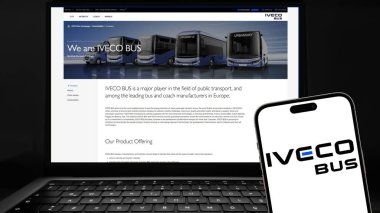 İstanbul, Türkiye - 27 Mart 2024: Arkaplanda web sitesi bulunan akıllı telefon ekranında Iveco Otobüs logosu. Iveco Otobüs, otobüs ve antrenör üretiminde uzmanlaşmış ticari bir araçtır.
