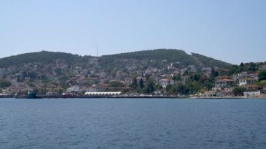 İstanbul, Türkiye - 17 Mart 2024: Sahilde geleneksel ada evleri bulunan Prensler Adası Sahili