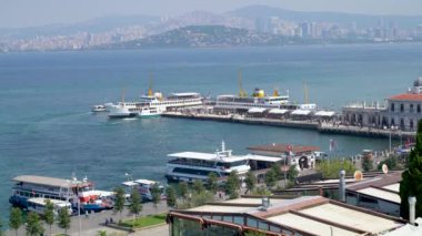 İstanbul, Türkiye - 17 Mart 2024: Marmara 'daki Büyükkada Prensleri Adaları' ndaki feribot ve iskeleye binen turistler İstanbul 'a hareket etmek üzere