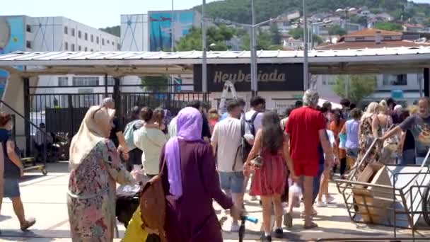 Estambul Turquía Marzo 2024 Los Turistas Bajan Terminal Ferry Del — Vídeo de stock