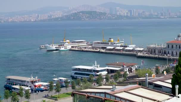 イスタンブール トルコ 2024年3月17日 フェリーターミナルに搭乗し マルマラ海のバイカダプリンス諸島で桟橋でイスタンブールの都市に出発する観光客 — ストック動画