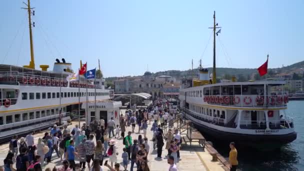 イスタンブール トルコ 2024年3月17日 イスタンブールのマルマラ海のバイカダプリンス島に到着するフェリーターミナルと桟橋を降りる観光客 — ストック動画