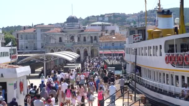 Istanbul Turkey March 2024 Tourists Getting Ferry Terminal Pier Arrive — Stock Video