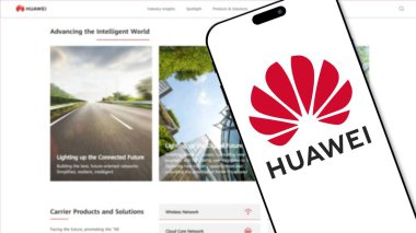 İstanbul, Türkiye - 3 Nisan 2024: Huawei logosu arka planda web sitesi ile akıllı telefon ekranında. Huawei merkezi Shenzhen, Çin 'de bulunan çok uluslu bir teknoloji şirketidir.