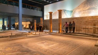 Gaziantep, Türkiye - 18 Ekim 2023: Zeugma Mozaik Müzesini ziyaret eden turistler