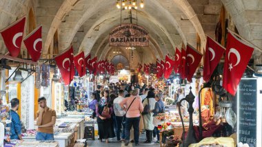 Gaziantep, Türkiye - 15.10.2022: İnsanlar tarihi bir pazar olan Zincirli Bedesten 'den alışveriş yapıyorlar. Bu kapalı pazar, labirent benzeri koridorları ve hareketli tezgahlarıyla Gaziantep 'in geçmişine bir göz atıyor.