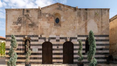Gaziantep, Türkiye - 16.10.2022: Saint Bedros Kilisesi 'nin dışı, dini mirasın ve mimari güzelliğin bir sembolü olarak duruyor
