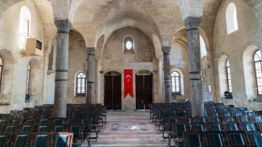 Gaziantep, Türkiye - 16.10.2022: Saint Bedros Kilisesi 'nin içi, dini mirasın ve mimari güzelliğin bir sembolü olarak duruyor