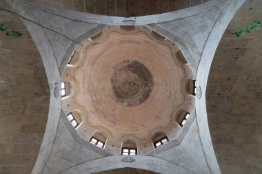 Gaziantep, Türkiye - 16.10.2022: Saint Bedros Kilisesi Tavanı, dini mirasın ve mimari güzelliğin bir sembolü olarak duruyor
