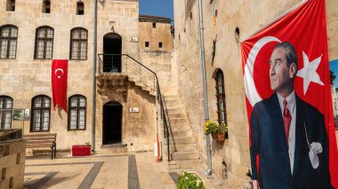 Gaziantep, Türkiye - 16.10.2022: Türkiye 'nin kurucu babası Mustafa Kemal Atatürk anısına Gaziantep Atatürk Müzesi' nin avlusu