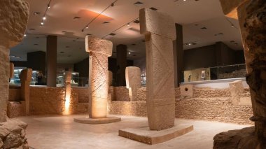 Şanlıurfa, Türkiye - 14.10.2022: Sanliurfa arkeoloji müzesi Göbeklitepe ve çömlek öncesi döneme ait pek çok eseriyle ünlüdür