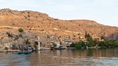 Halfeti, Türkiye - 18 Temmuz 2023: Fırat nehrinde batık camii ve minaresi olan yarım köy. Burası popüler bir turistik mekan.