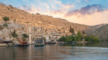 Halfeti, Türkiye - 18 Temmuz 2023: Fırat nehrinde batık camii ve minaresi olan yarım köy. Burası popüler bir turistik mekan.