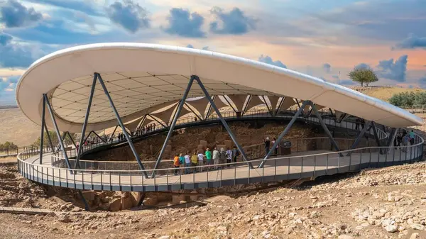 Göbeklitepe, Sanliurfa - 16 Temmuz 2023: Göbeklitepe kalıntılarını ziyaret eden turistler, tarihleri M.Ö. 10000 yılına dayanan ve tarihteki en eski ve en büyük ibadet merkezi olarak bilinen turistler.