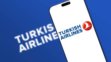 İstanbul, Türkiye - 02 Temmuz 2024: Türk Havayolları logosu akıllı telefon ekranında. Türk Havayolları Türkiye 'nin ulusal havayolu şirketi oldu