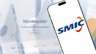 İstanbul, Türkiye - 02 Temmuz 2024: Arkaplanda web sitesi bulunan bir akıllı telefon ekranında SMIC logosu. SMIC, yarı iletken Üretim Uluslararası Şirketi, Çin 'in en büyük yarı iletken dökümhanesidir..