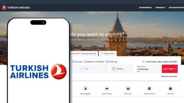 İstanbul, Türkiye - 02 Temmuz 2024: Türk Hava Yolları logosu arka planda web sitesi bulunan bir akıllı telefon ekranında. Türk Havayolları Türkiye 'nin ulusal havayolu şirketi oldu