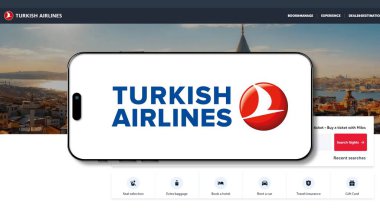 İstanbul, Türkiye - 02 Temmuz 2024: Türk Hava Yolları logosu arka planda web sitesi bulunan bir akıllı telefon ekranında. Türk Havayolları Türkiye 'nin ulusal havayolu şirketi oldu
