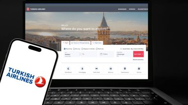 İstanbul, Türkiye - 02 Temmuz 2024: Türk Hava Yolları logosu arka planda web sitesi bulunan bir akıllı telefon ekranında. Türk Havayolları Türkiye 'nin ulusal havayolu şirketi oldu
