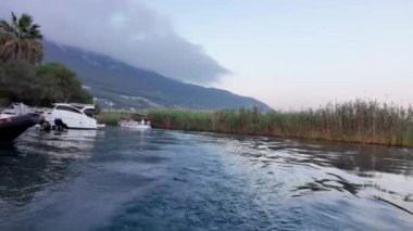 Akyaka, Türkiye - 5 Temmuz 2024: Akyaka köyündeki Azmak Nehri 'nden geçmek, Güney Türkiye' de popüler bir turizm beldesi