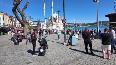 Ortakoy, İstanbul, Türkiye - 5 Temmuz 2024: Ortakoy Boğazı ve Boğaz Köprüsü yakınlarındaki Ortakoy camii ile çok popüler bir turistik bölge