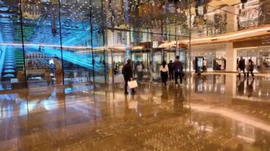 İstanbul, Türkiye - 5 Haziran 2024: Zorlu Alışveriş Merkezi girişindeki insanlar. Zorlu Merkezi birçok ithal mal ve iyi yiyecek satan lüks bir alışveriş merkezidir..