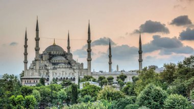 İstanbul, Türkiye-Haziran 2019: Sultanahmet Camii 'nin rahat ve dinlendirici turistleri
