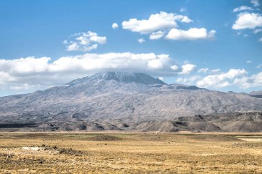 Türkiye 'nin en uzak doğusundaki en yüksek dağ olan Agri Dagi Dağı' nın nefes kesici manzarası, Hristiyanlıkta Nuh 'un Gemisi' nin dinlenme yeri olarak kabul edilmektedir.
