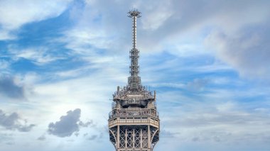 Paris 'teki Eyfel Kulesi' nin tepesinde mavi bir gökyüzüne ateş edilmiş. Eiffel Kulesi, Paris 'in 1889 Dünya Sergisi için yapılmış, Fransa' nın sembolü olarak duruyor.
