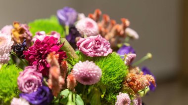 Çiçek buketi evde ya da kutlamada süsleme için düzenlenir. Alan derinliği ve odak dışı ilk başta kasıtlı olarak yapılır.