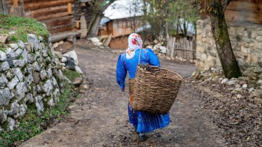 Artvin, Türkiye - 30 Temmuz 2018: Karadeniz kıyısındaki dağlık bölgede bulunan Maden Köyü 'nde geleneksel elbisesiyle yürüyen Karadeniz' li kadın