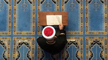 Savsat, Artvin, Türkiye - 31 Kasım 2021: Türkiye 'nin Karadeniz kıyısındaki küçük bir camide Ramazan ayında İslam' ın kutsal kitabı Kuran okuyan İmam. Seçmeli odak bilerek yapıldı