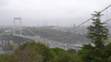 İstanbul, İstanbul 'daki Fatih Sultan Mehmet Köprüsü üzerinde otomobil trafiği. Ayrıca İkinci Boğaz Köprüsü olarak da bilinir, Boğaz boyunca uzanır..