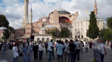 İstanbul, Türkiye - Temmuz 2021: Ayasofya Kebir Cami (Türkçe: Ayasofya Kebir Cami) olarak değiştirilen Ayasofya Sofya Camii ve Sultanahmet Meydanı çevresindeki turistler