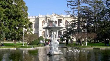 İstanbul, Türkiye - 14 Aralık 2023: Dolmabahçe Sarayı ve bahçelerini ziyaret eden turistler. Dolmabahce Sarayı Osmanlı İmparatorluğu 'nun ana yönetim merkezi olarak hizmet verdi.