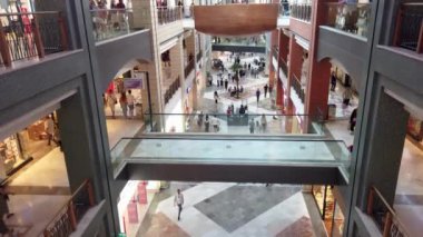 İstanbul, Türkiye - 26 Mart 2023: Halk, Bayrampasa Mahallesi 'ndeki İstanbul Alışveriş Merkezi' nden alışveriş yapıyor.