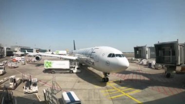 Frankfurt Am Main, Almanya - 12 Haziran 2024: Yer hizmetleri Lufthansa Havayolları uçağını bir zaman klibinde hazırlıyor