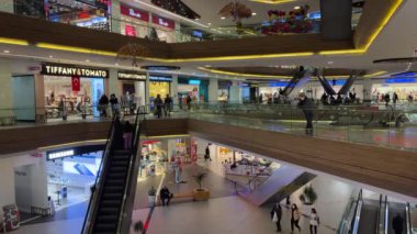 İstanbul, Türkiye - 15 Mayıs 2024: Kagithane ilçesindeki Axis Alışveriş Merkezi 'nde alışveriş yapan insanlar. Türkiye 'de alışveriş merkezleri çok popüler ve şehirde bunlardan 200' den fazla var.