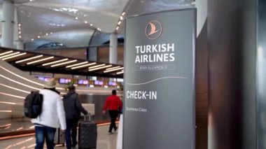 İstanbul, Türkiye - 5 Haziran 2024: Türk Havayolları business class check-in tabelası İstanbul Havalimanı