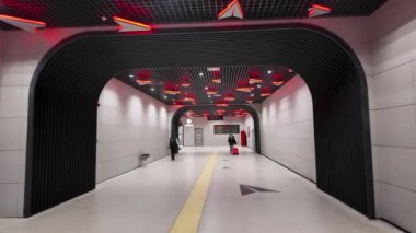 İstanbul, Türkiye - 13 Aralık 2023: İstanbul şehir merkezini İstanbul havalimanına bağlayan metro ağında yürüyen insanlar.