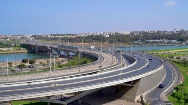 Rabat, Fas - 8 Ekim 2023: Hassan II Köprüsü Bou Regreg Nehri üzerinde uzanan geniş bir köprüdür. Şehrin iki bölgesini birbirine bağlıyor, böylece insanlar daha rahat dolaşabiliyor.