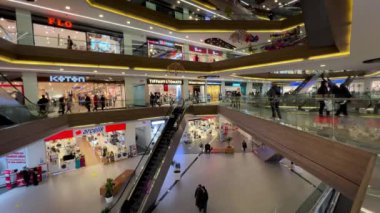 İstanbul, Türkiye - 15 Mayıs 2024: Kagithane ilçesindeki Axis Alışveriş Merkezi 'nde alışveriş yapan insanlar. Türkiye 'de alışveriş merkezleri çok popüler ve şehirde bunlardan 200' den fazla var.