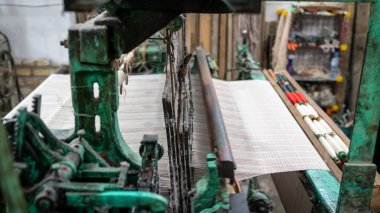 İran Yazd 'da İran halıları dokumak için kullanılan ev dokuma makinesi.