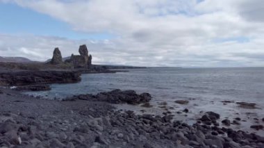 İzlanda 'daki Snaefellsjokull Ulusal Parkı' nda volkanik lav kayalarıyla Djupalonssandur plajının manzarası.