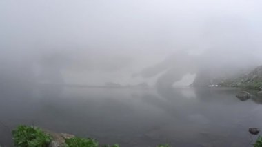 Giresun Kara Gölü, Karagol Türkçe 'de bulutlu ve göl manzaralı zaman aşımı videosu, Türkiye