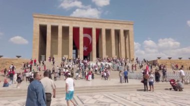 Ankara, Türkiye - 8 Aralık 2019: Mustafa Kemal Atatürk 'ün mozolesi Antkabir' de ziyaretçiler. Antkabir, Türkiye 'nin kurucusunu onurlandıran ulusal bir sembol