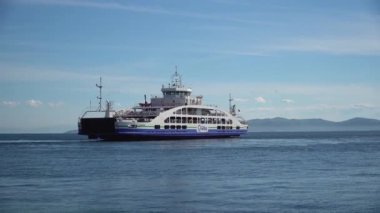 Marmara Adası, Türkiye - 18 Mart 2020: Gestas şirketinden Marmara adası limanına yaklaşan araba ve yolcu feribotu