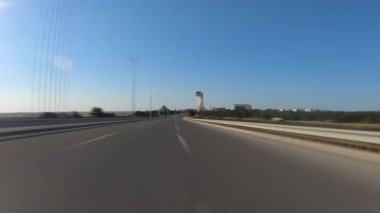Bakü, Azerbaycan - 30 Mart 2020: Bakü şehir otomobil trafiğinin zaman aşımı, Heydar Aliyev uluslararası havaalanına gelen araç. Bakü 'de gösterge kamerası POV' u.